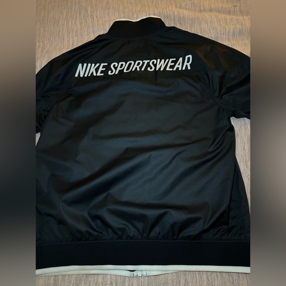 Nike Sportswear Women’s Windbreaker - Picture 5 of 6